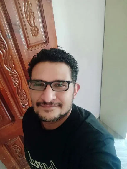 زوجة الكاتب أوراس الارياني تكشف تفاصيل اتصالٍ نادر من سجون الحوثيين: ”قال لي إنه بخير ومشتاق لكم”